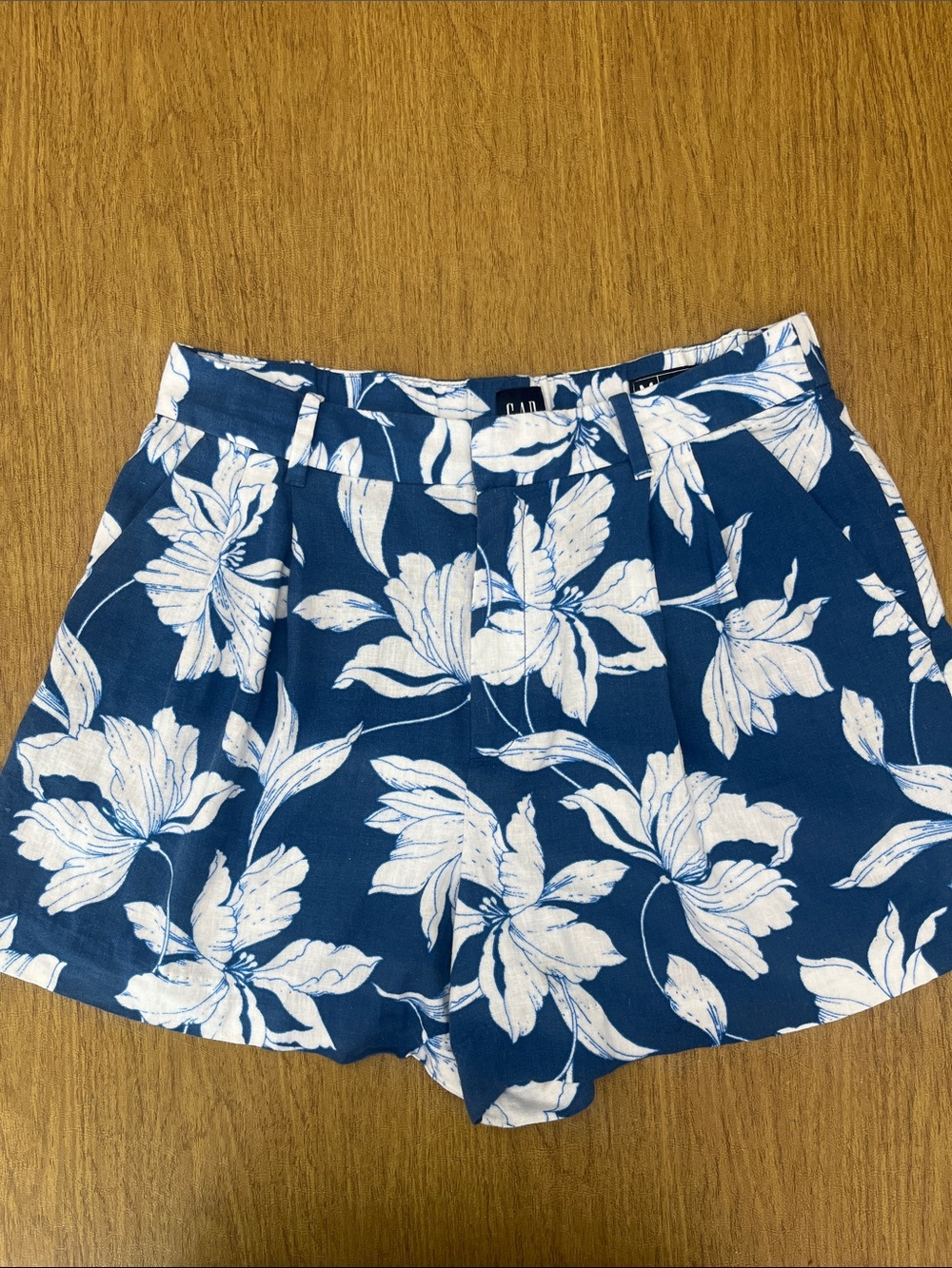 GAP Royal Blue & White  Floral Batik Print High Rise Shorts, Linen Blend Sz M